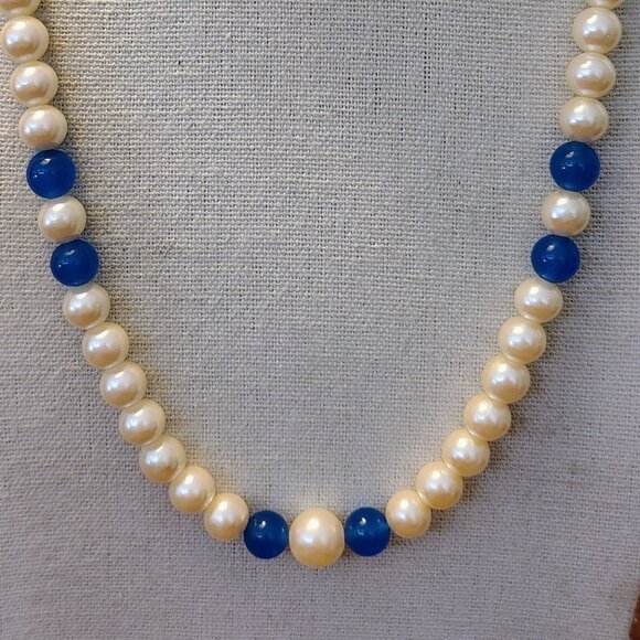Vtg Karla Jordan Faux Pearl & Blue Translucent Glass Beaded Strand Necklace - Picture 3 of 6